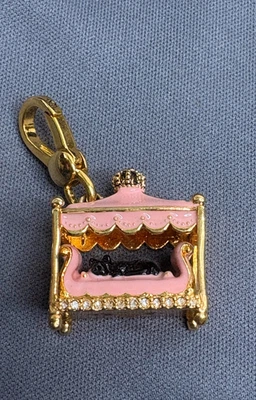 Cama con dosel Juicy Couture esmaltada dorada y rosa con dije de gato negro firmada Foto 1 de 4