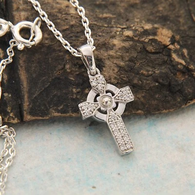 Подвеска в виде креста с искусственным бриллиантом круглой огранки 0,15 карата серебро 925 пробы 18 дюймов без цепи - Изображение 1 из 4