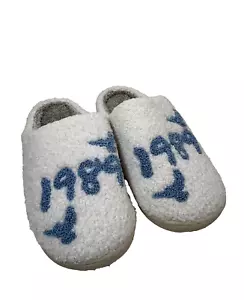 Ciabatte Taylor Swift Peluche Casa 1989 Tg 41-42 Bianco/Blu Comode Funzionanti Piccole NOTA - Foto 1 di 5