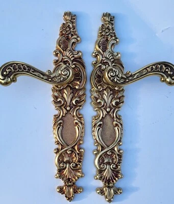 Juego de 2 manijas de pestillo de puerta interior de latón ornamentado y placas largas LineaCali barroco Foto 1 de 4