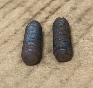 Nuevo juego de 2 piezas de tornillos de ajuste de válvulas de stock antiguo #043-109-451. - Imagen 1 de 6