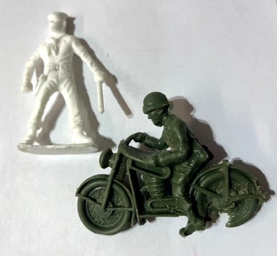 Copias de plástico vintage de los años 60 de velero de metal y motocicleta anteriores a la Segunda Guerra Mundial Foto 1 de 2