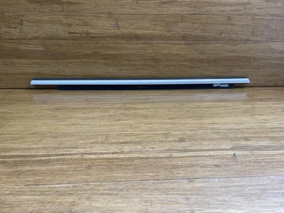 Guarnição de moldura de cinto de porta traseira Audi RS7 2014-2018 fabricante de equipamento original 4G8853763L - Imagem 1 de 4