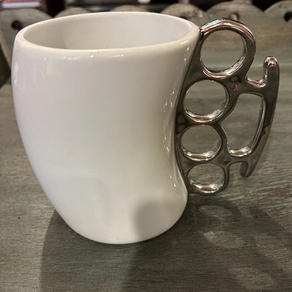 "Taza de café de cerámica FISTICUP Knockout Fred con mango de novedad de nudillo de latón 4""" Foto 1 de 3