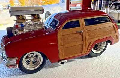 Ford Woody 2001 Funline Muscle Machines rojo 1950 coche fundido a presión escala 1/18 Foto 1 de 4