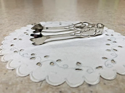 Pinzas de azúcar de plata esterlina de colección diseño ornamentado asas perforadas agarradores de garras  Foto 1 de 4