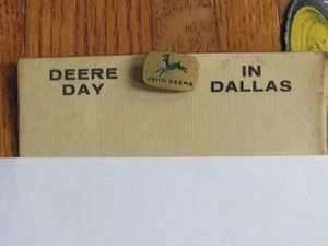 JOHN DEERE DEALER 1960 DALLAS CONVENTION NAMENSSCHILD & PIN + ANDERE KARTE / DISPLAY - Bild 1 von 9