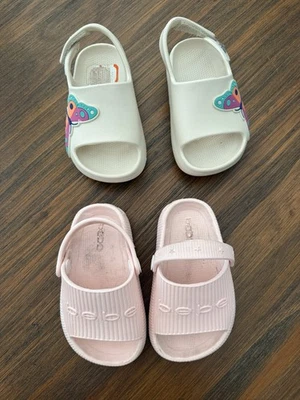 Lote de sandalias para niñas pequeñas si dos pares, bebe mariposas rosa blanco talla 5 Foto 1 de 4