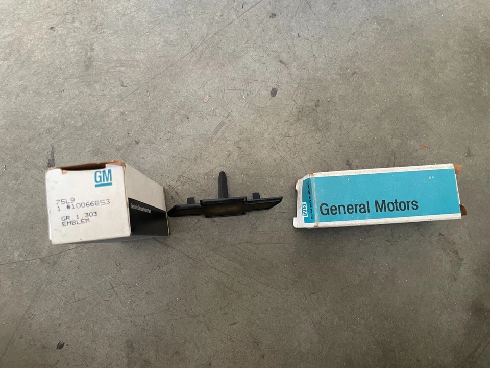 Genuine GM Radiator Grille Emblem For Chevrolet Corsica 10066853 - Image 1 of 1