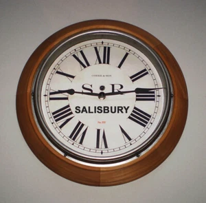 Southern Railway SR Holzuhr im viktorianischen Stil, Bahnhof Salisbury. - Bild 1 von 1