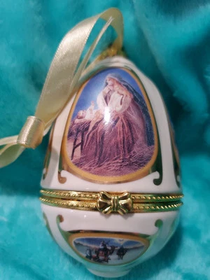 Mr. Christmas Musical Forma de Huevo Navidad Adorno Baratija Caja Crema y Dorado Foto 1 de 4