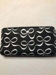 Kate Spade: Tela negra, lazos blancos, cartera mediana ¡Excelente estado! - Imagen 1 de 9