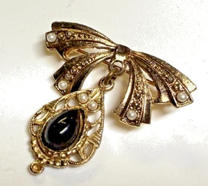 Vintage Brooch Gold Tone Metal Bow Drop Black Stone Seed Faux Pearls - Picture 1 of 11