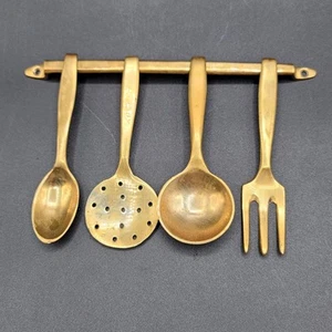 Vintage Brass Hanging Utensils With Wall Mounting Rack 5 Piece - Bild 1 von 6