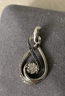 Cinta colgante Kay Jewelers de plata de ley 925 con astillas de diamantes blancos y negros Foto 1 de 4