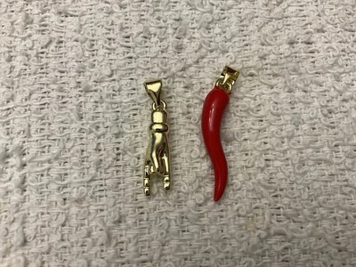 Dijes italianos Mano Cornuto y Cornicello, mano dorada cuerno rojo protección Le Corno Foto 1 de 3