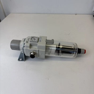 SMC AW40-N04CE-Z-B Filter Regulator, 5μm, 1/2in NPT, 7-125psi Set, 145psi Max - Image 1 of 4