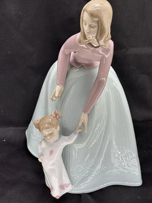 RARE LLADRO NAO #1318  First Steps Fine Porcelain Figurine Retired 1998 Mother - Image 1 of 4