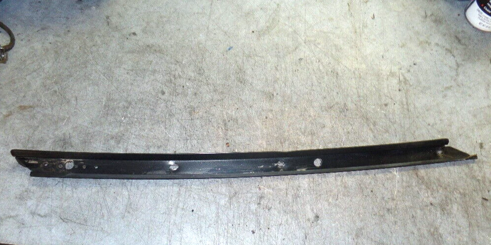 1984-1996 Corvette C4 Windshield Factory Stock Trim, Left Outer, GM 14049243 - Изображение 1 из 1