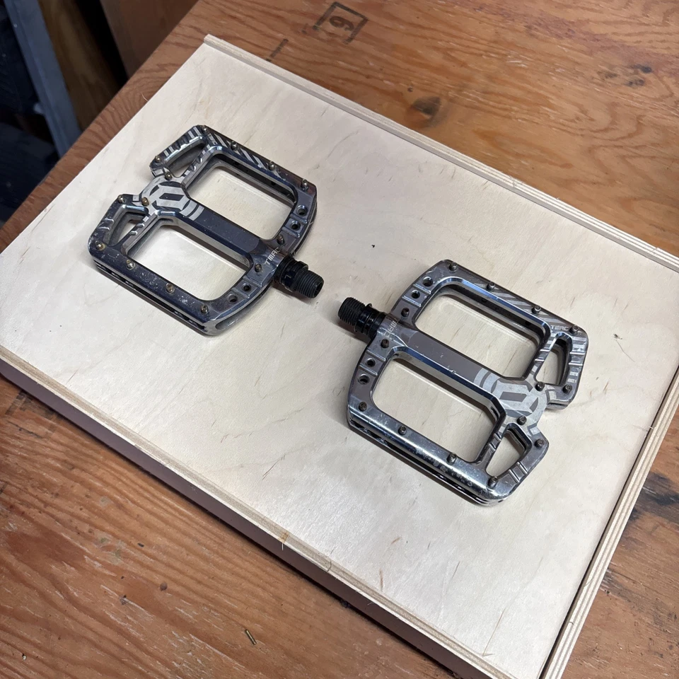 Pedales de bicicleta de montaña de plataforma plana plateados Deity TMAC Signature Foto 1 de 4