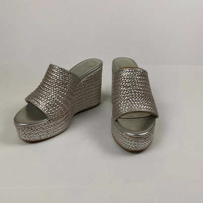 NUEVO EN CAJA Sandalias Guess Yenisa Para Mujer 8.5 Plateadas Tejidas Plataforma Cuña Mules Slides Foto 1 de 4