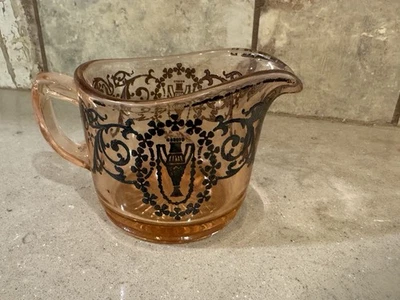 Crema floral vintage de vidrio prensado rosa con superposición de plata de ley Foto 1 de 4