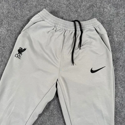 Pantalones de chándal de fútbol Nike pequeños grises Liverpool FC Dri-FIT poliéster para hombre Foto 1 de 4