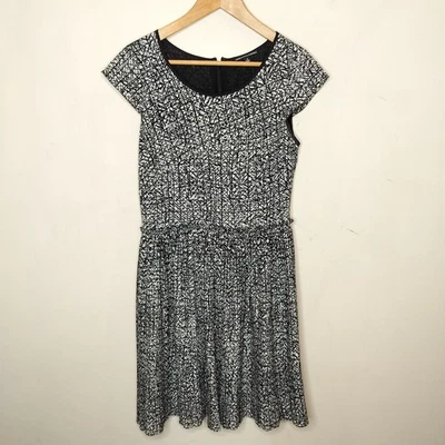 Vestido plisado Adrianna Papell 8 para mujer negro blanco estampado de garabatos manga gorra Foto 1 de 4