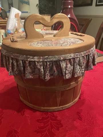 **VINTAGE: ROUND WOOD & CLOTH HEART ACCENT PICNIC BASKET-VERY UNIQUE-ONE OWNER** Cover
