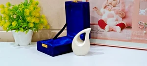 Kleine perlweiße Einäscherungsurne für menschliche Asche - elegantes Andenken - Bild 1 von 13