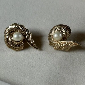 Vintage JUDY LEE Signed Faux Pearl Gold Tone Leaf Clip On Earrings - Picture 1 of 9