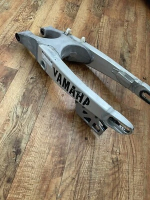 Braço oscilante traseiro Yamaha YZ250 2002-2004 FABRICANTE DE EQUIPAMENTO ORIGINAL YZ125 - Imagem 1 de 4