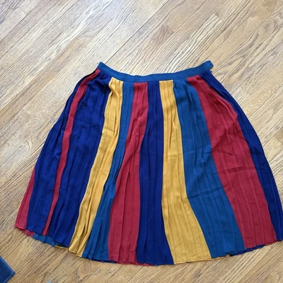 Falda plisada ModCloth en rojo, azul, amarillo y púrpura - forrada Foto 1 de 4