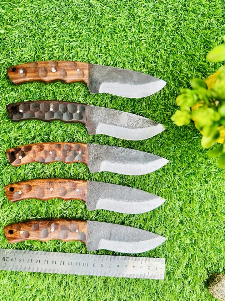 lote de 5 cuchillos desolladores damasco con mango de palo de rosa y paquete de cuero Foto 1 de 4