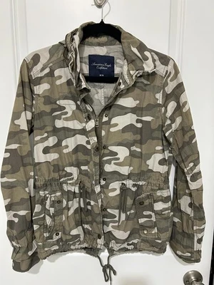 Chaqueta informal de camuflaje para mujer American Eagle Outfitters Foto 1 de 4