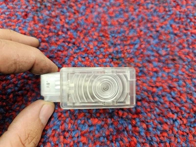 LÁMPARA LUZ CORTESÍA PUERTA DELANTERA IZQUIERDA O DERECHA CHEVROLET MALIBU 07-25 Foto 1 de 2