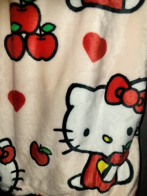 Cobertor Hello Kitty vermelho outono maçãs corações amor 50 x 70" pelúcia rosa novo com etiquetas - Imagem 1 de 4