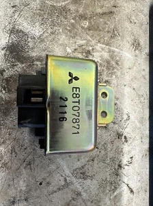 Relé de bomba de combustible Mitsubishi GTO E8T07871 - Imagen 1 de 4