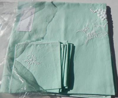 Petite Nappe brodée et 6 serviettes Vintage 122 X 122 - Photo 1/4