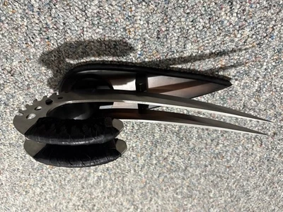 Garras de Vin Diesel "Las Crónicas de Riddick" con Cuchillos Decorativos de Soporte Foto 1 de 3