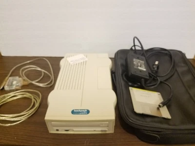 Grabadora de CD/RW DVD-ROM Iomega con adaptador de CA y cable USB y cable paralelo Foto 1 de 3