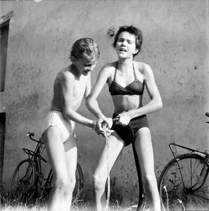 NARGIS c. 1960 - 4 Négatifs 6x6 Enfants Jeux d'Eau Fillette Loiret - CVL 64 - Picture 1 of 4