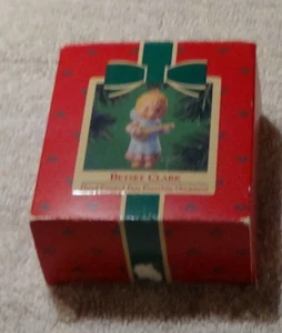Betsy Clark Weihnachtsschmuck musikalischer Engel handbemalt Porzellan Ornament - Bild 1 von 4
