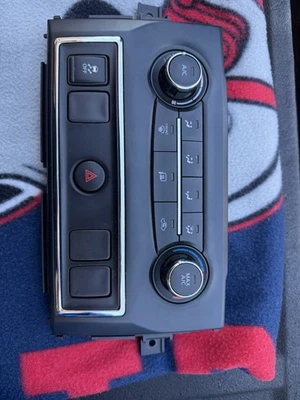 Nissan Titan 2018 HVAC Control - Image 1 of 2