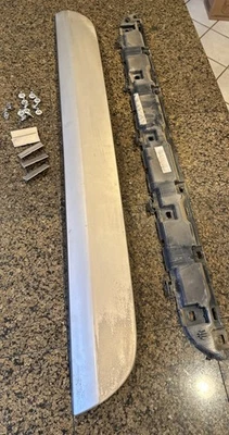 Cubierta de moldura inferior para puerta trasera Mercedes-Benz W163 2002-05 PLATA DESIERTO Foto 1 de 4