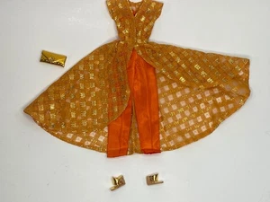✨ Juego completo de sandalias vintage de mameluco, vestido, cartera Barbie cena a las ocho #946 1963 - Imagen 1 de 17