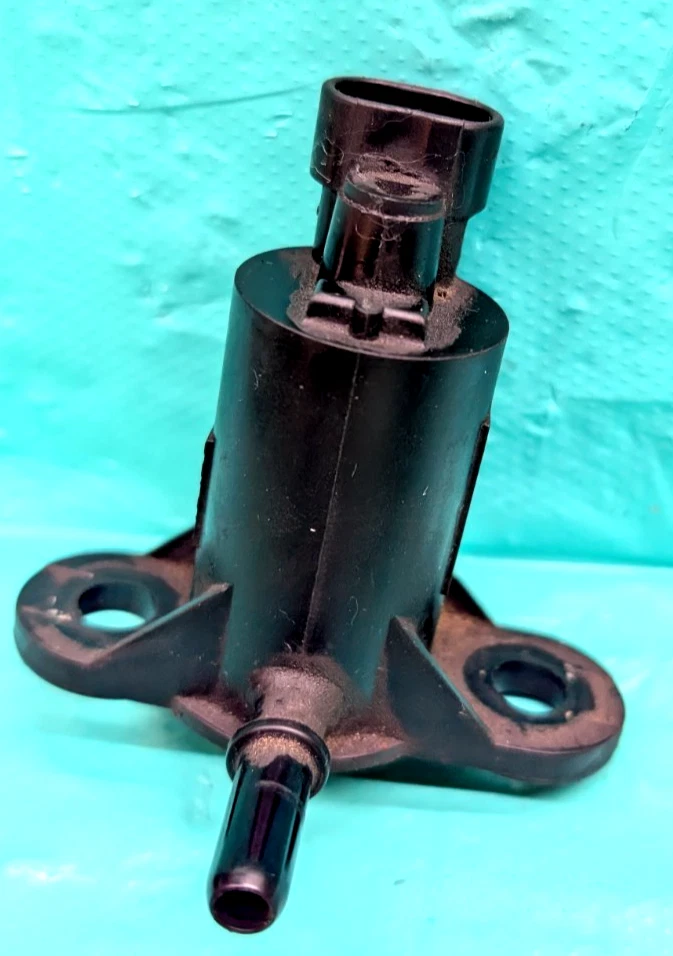 Válvula de purga de bote de vapor para Chevy Astro Blazer Express K1500 K2500 GMC Savana Foto 1 de 4