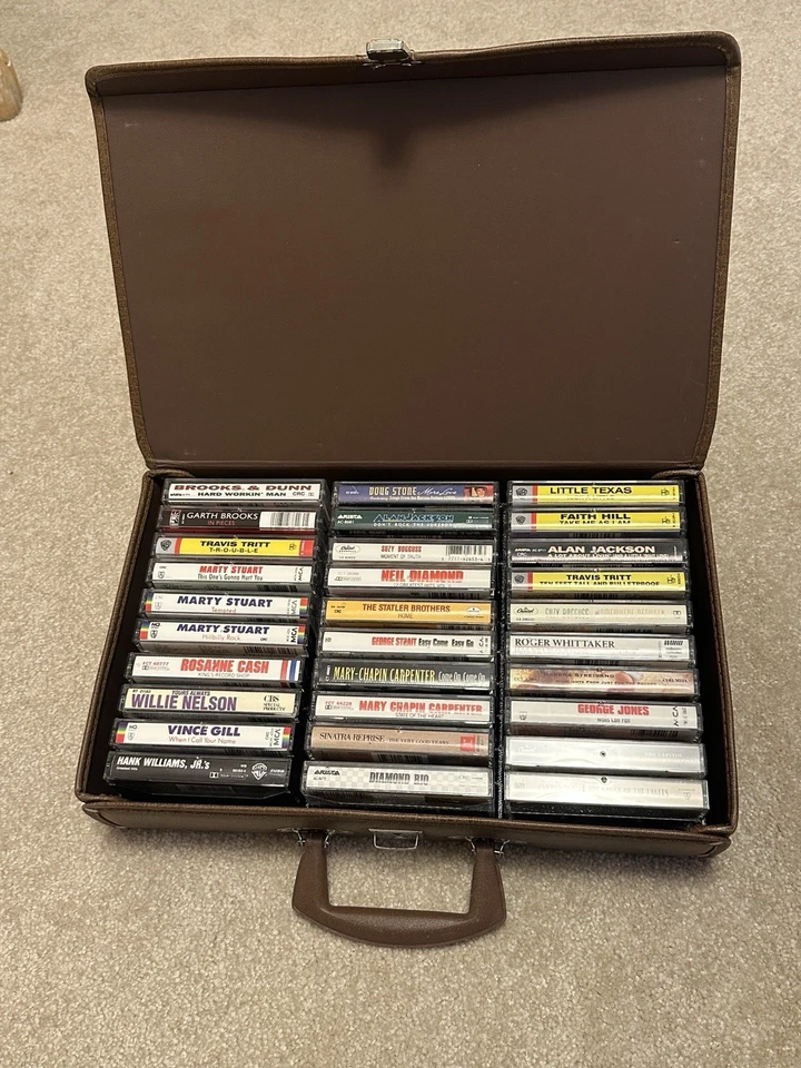 Lot of 30 Country Cassettes /Case Alan Jackson Willie Nelson Garth Brooks + More Foto 1 de 4