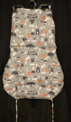 Almohadilla para asiento de coche infantil con estampado de bosque gris NOBLE Foto 1 de 2