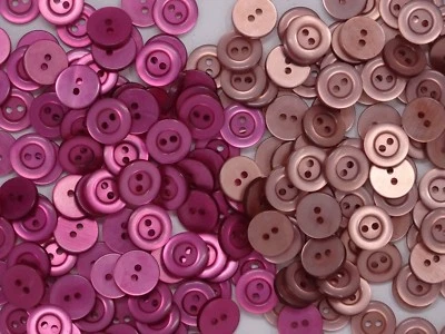 Lote de 13 y 144 B32 botones de borde elevado vintage marrón, rojo, púrpura de 2 agujeros Foto 1 de 4